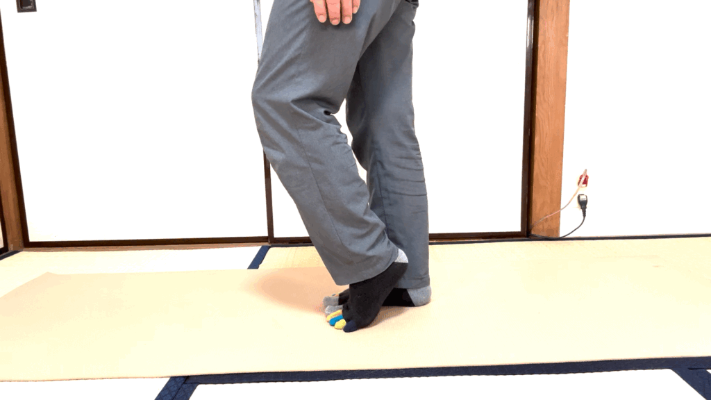 足を上げずにその場で足踏み