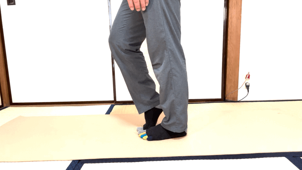 足指の根元で、しっかり踏んで