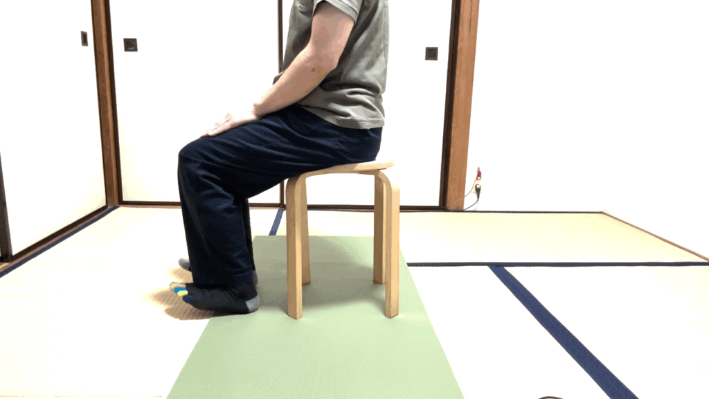 足の甲を引き上げて、少しキープして、降ろす